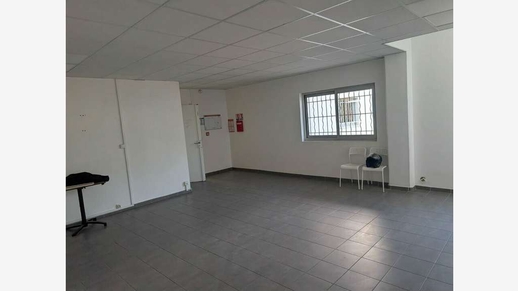 A louer local d'activité 446m² en zi à Vitrolles
