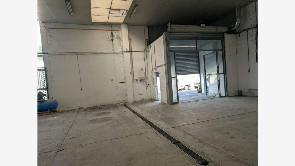 A louer local d'activité 446m² en zi à Vitrolles
