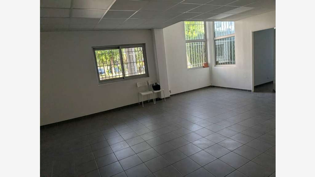 A louer local d'activité 446m² en zi à Vitrolles
