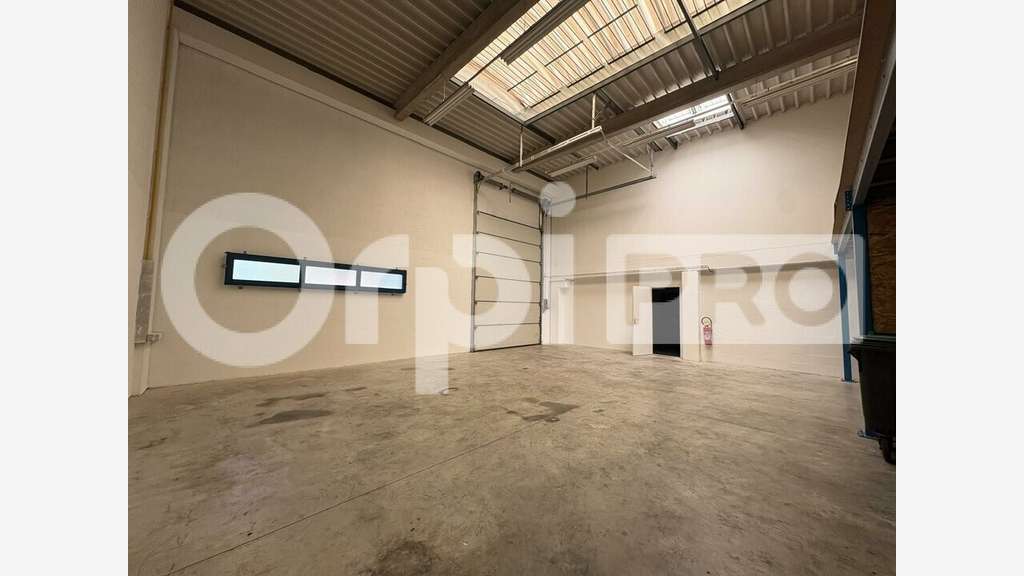 Entrepôt 290m² à louer ZA de Moissy-Cramayel