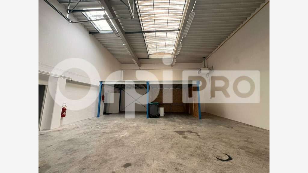 Entrepôt 290m² à louer ZA de Moissy-Cramayel
