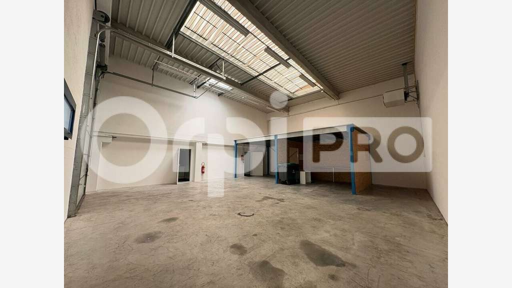 Entrepôt 290m² à louer ZA de Moissy-Cramayel