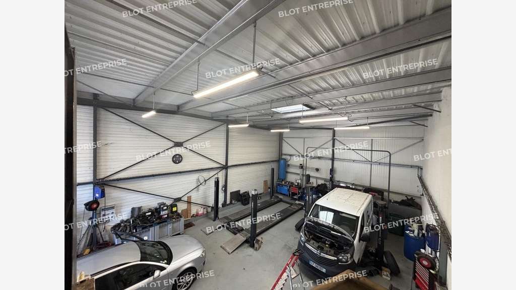A louer cellules d'activités 170m² à Montbert