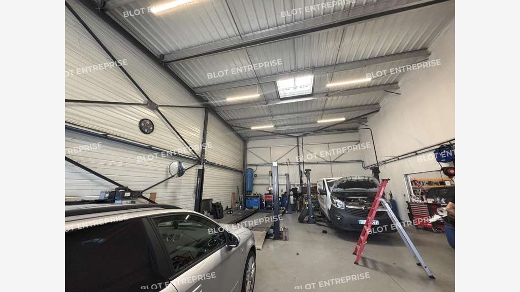A louer cellules d'activités 170m² à Montbert