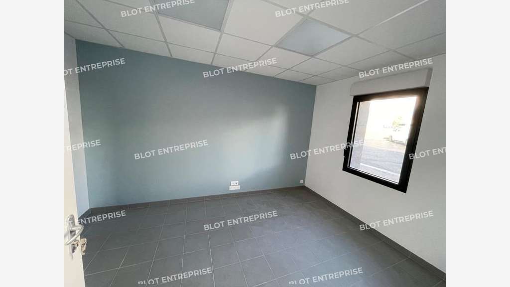 A louer cellules d'activités 170m² à Montbert