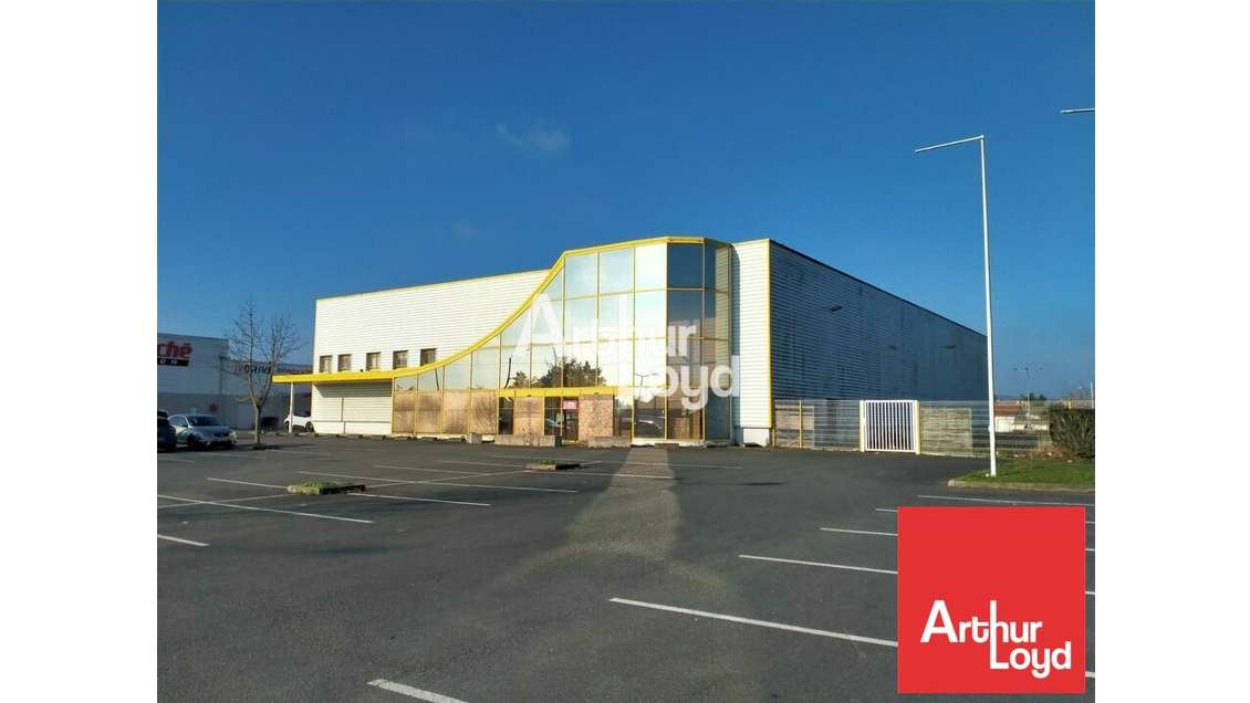 A louer local d'activité 1500m² à Naintré D910 