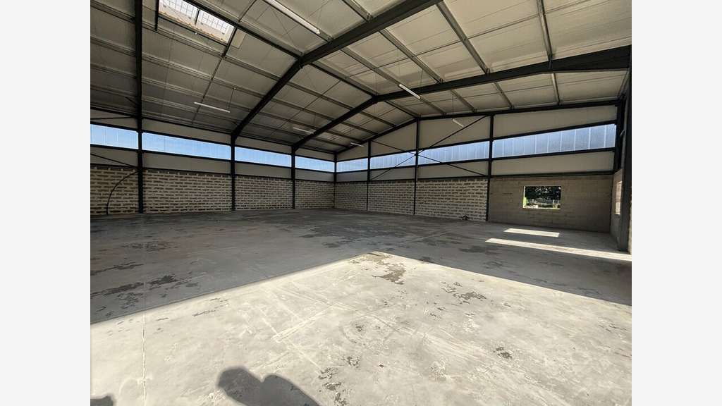 Local d'activité neuf 400m² à louer à Graveson 