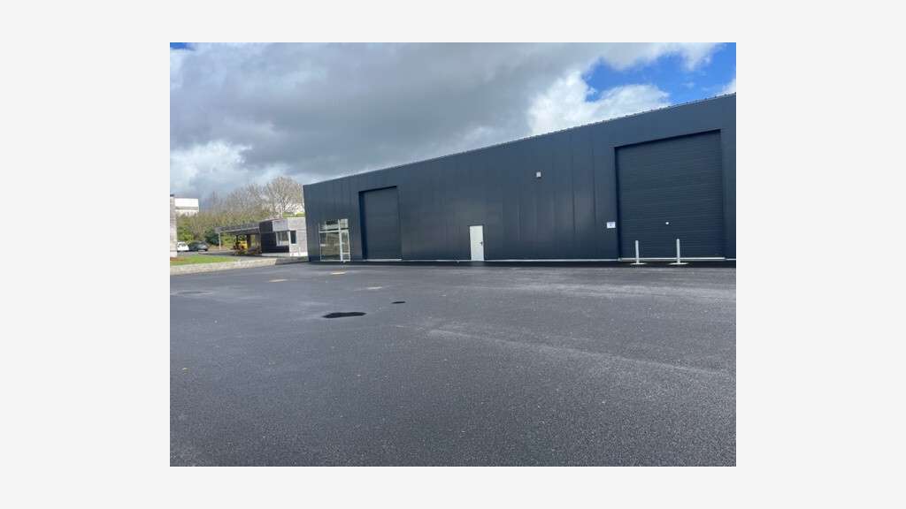 A louer local activité neuf 645m² Quimper Guelen