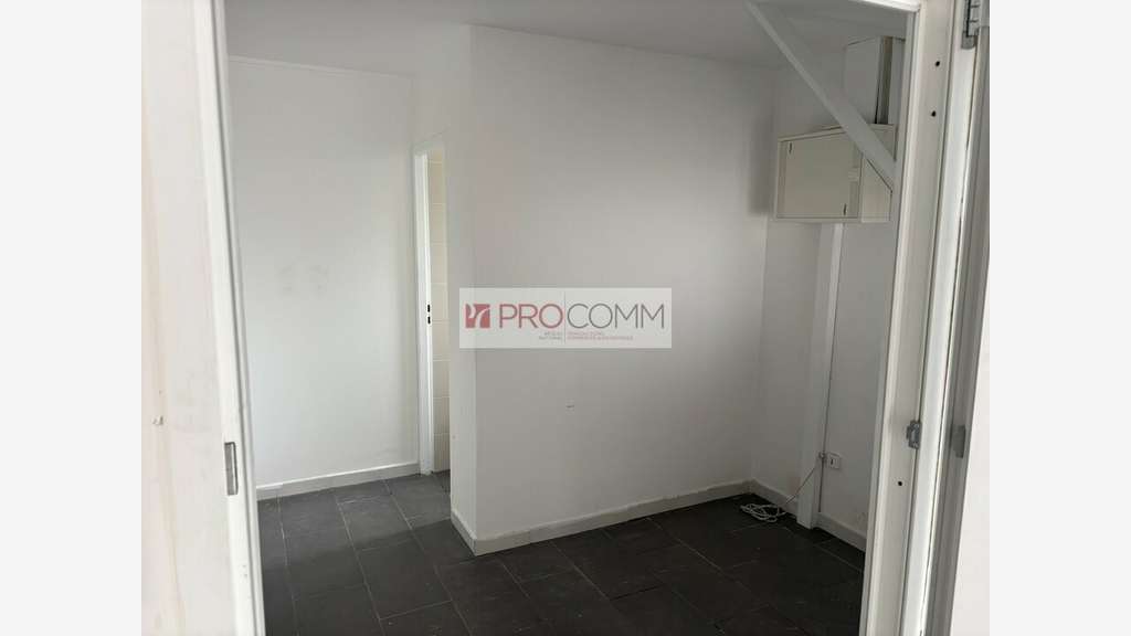 Local d'activité 55m² à louer en ZA à Nîmes
