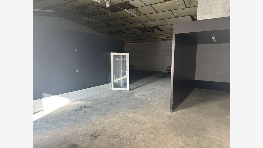 Local 223m² à louer à zone d'activité Nîmes