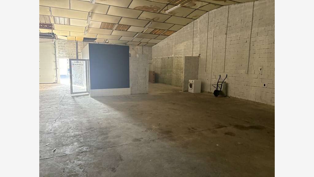 Local 223m² à louer à zone d'activité Nîmes