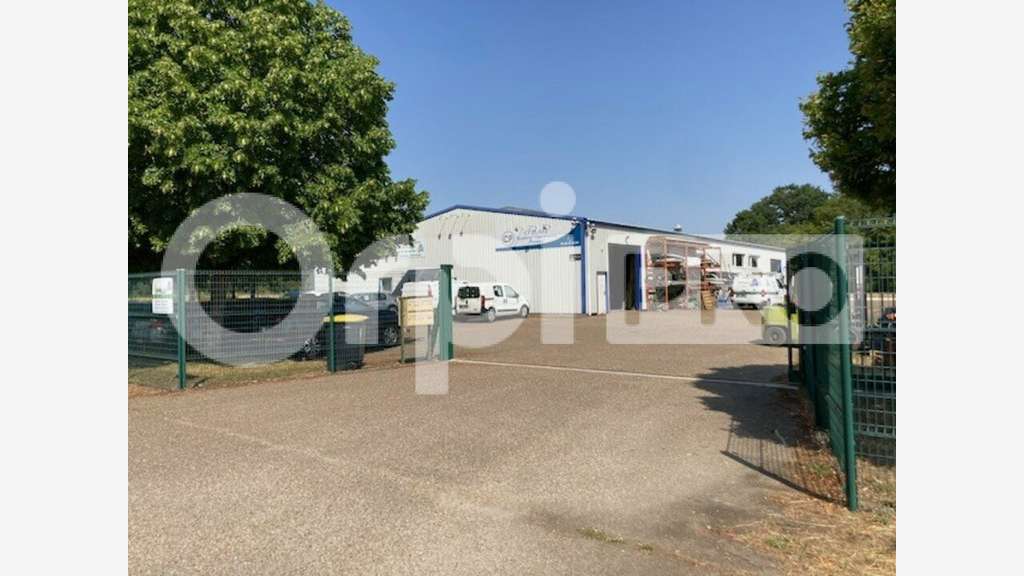 A louer entrepôt stockage 276m² ZA Près la Forêt