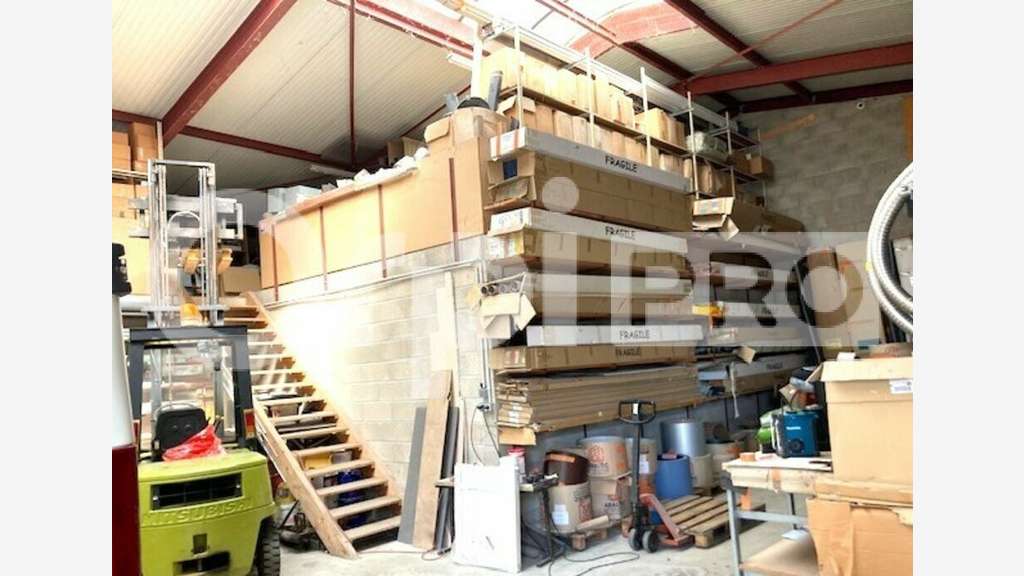 A louer entrepôt stockage 276m² ZA Près la Forêt