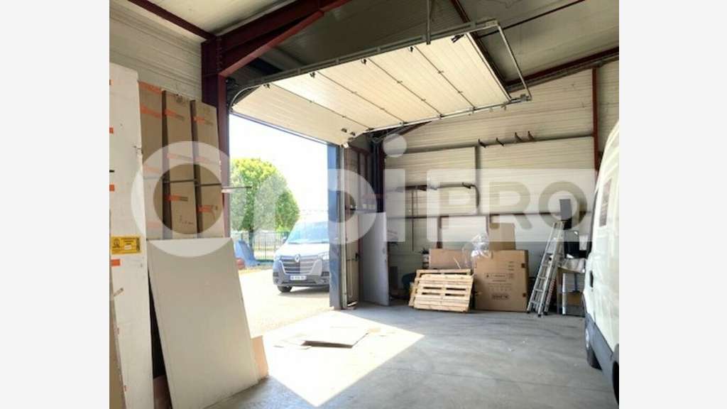 A louer entrepôt stockage 276m² ZA Près la Forêt