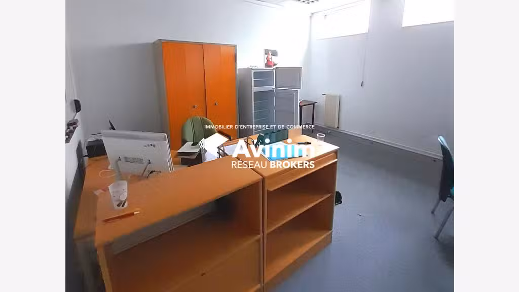 Atelier 110m² avec parking à louer à Orléans