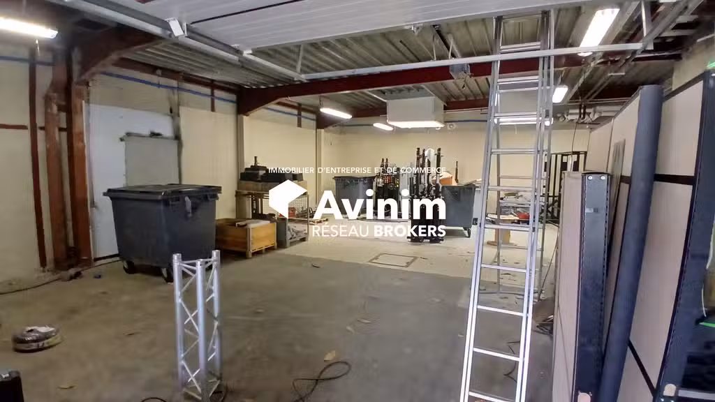 Atelier 110m² avec parking à louer à Orléans