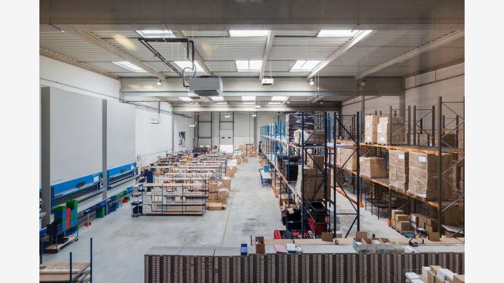 À louer local d'activités 940m² parc Chanteraines 