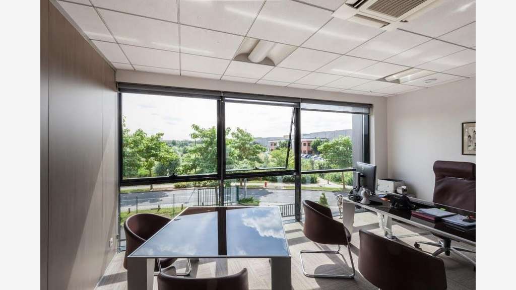 À louer local d'activités 940m² parc Chanteraines 