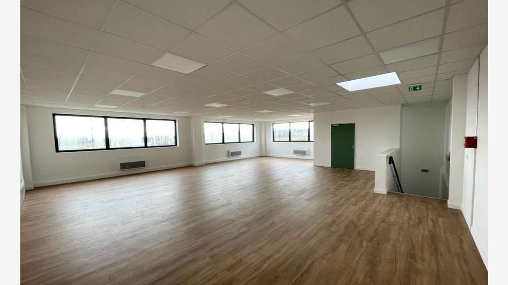 À Louer locaux de 311 à 712m² à Argenteuil
