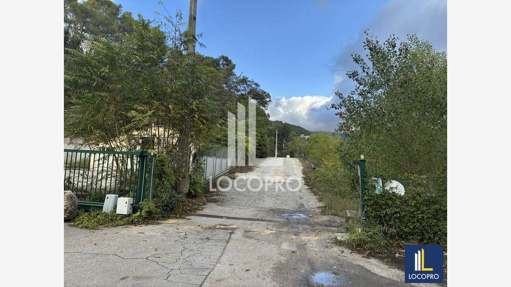 Location site industriel et logistique à Peillon