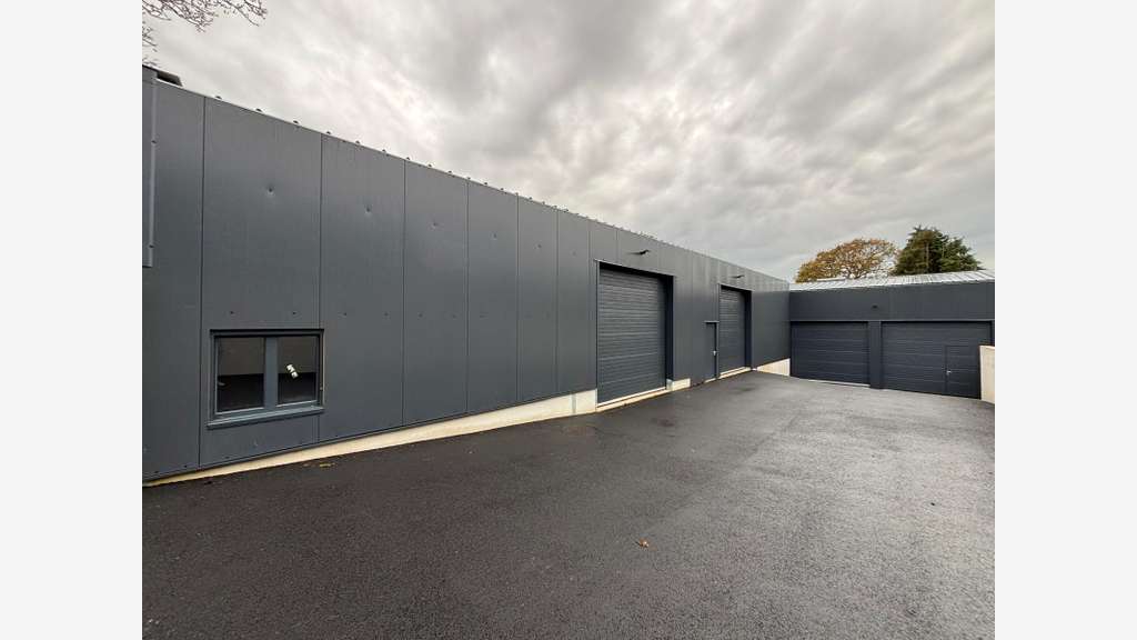 A louer local activité 300m² Quimper Grand Guélen