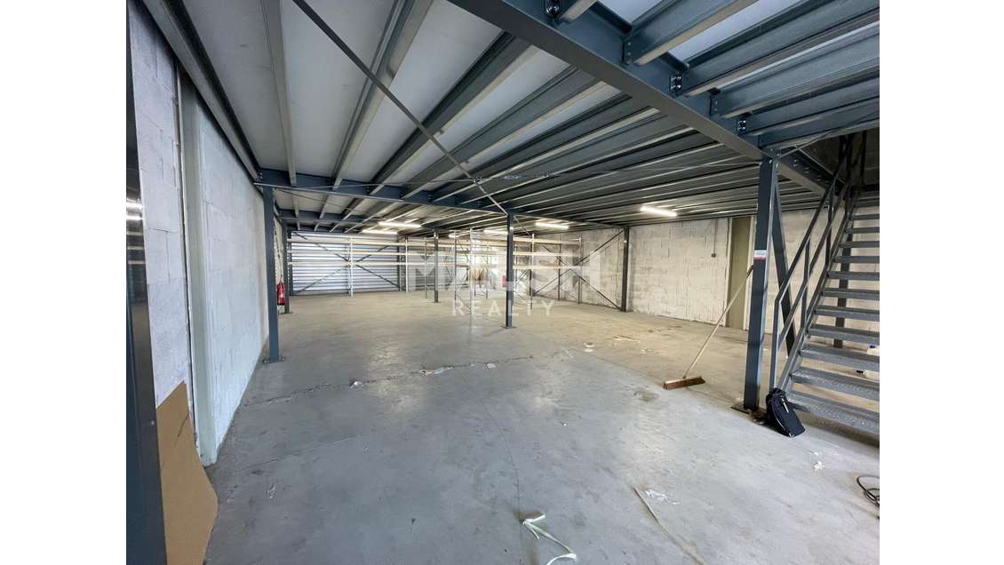 Local d'activités récent 223m² à louer à Beynost