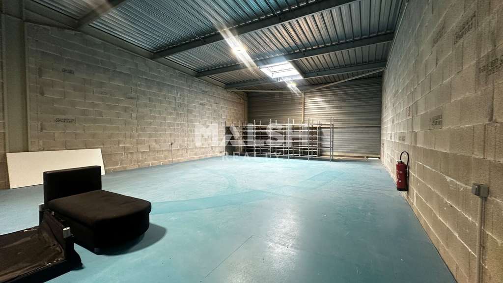Local d'activités récent 223m² à louer à Beynost