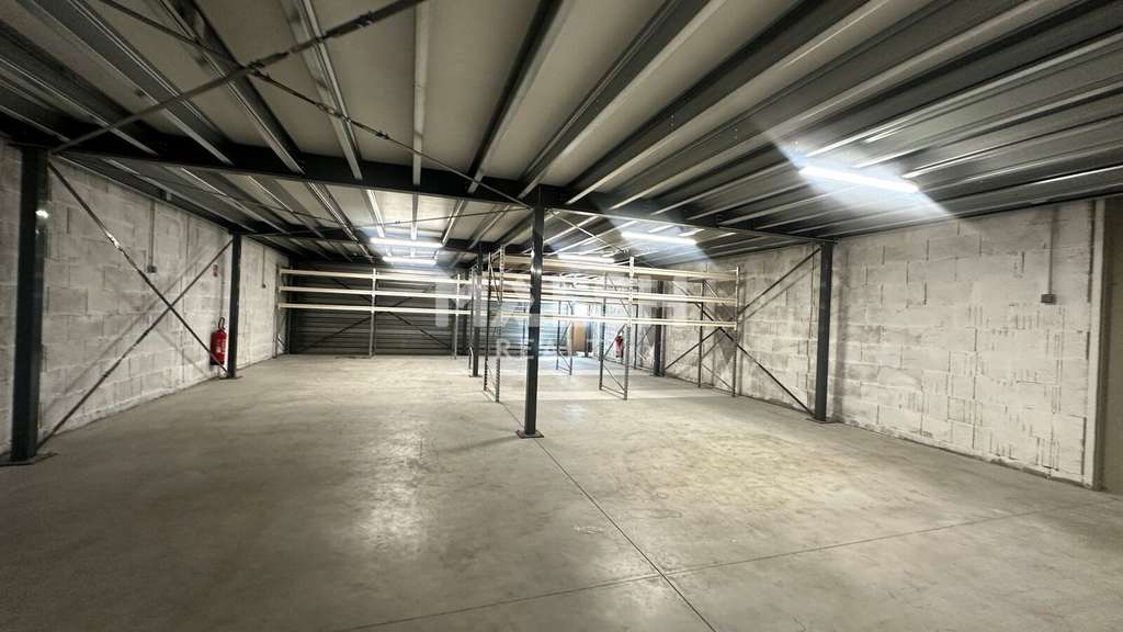 Local d'activités récent 223m² à louer à Beynost