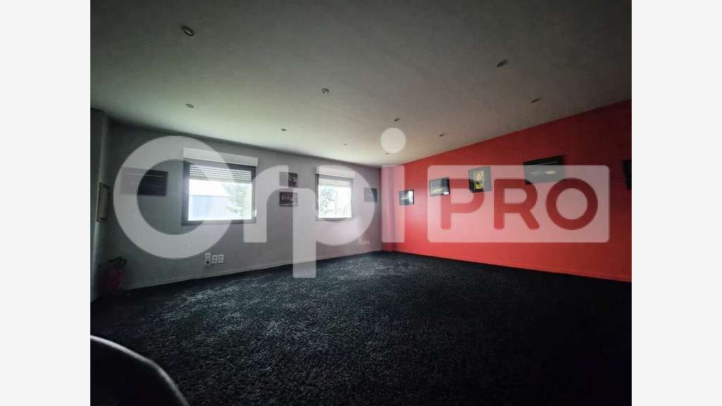 Local 566m² à louer à Reims La Neuvillette