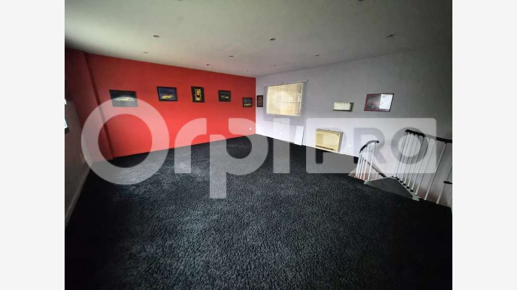 Local 566m² à louer à Reims La Neuvillette