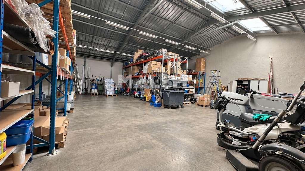 Locaux 1455m² à louer à Rillieux-la-Pape