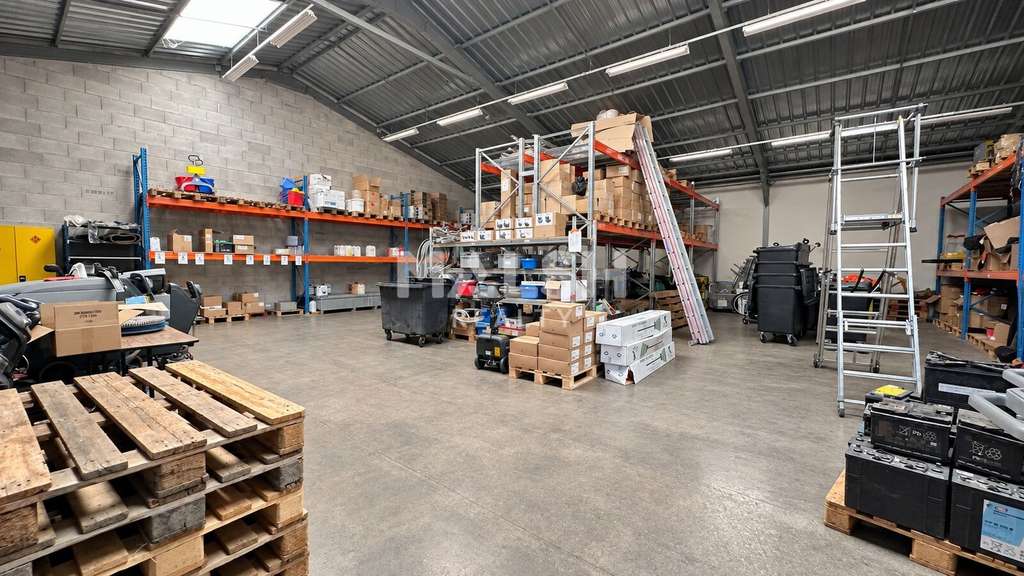 Locaux 1455m² à louer à Rillieux-la-Pape