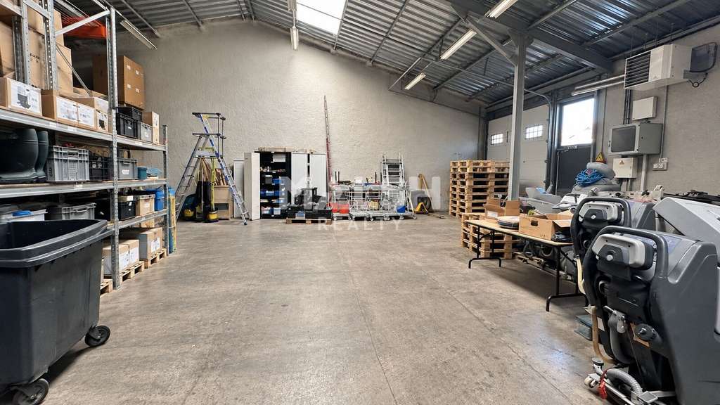 Locaux 1455m² à louer à Rillieux-la-Pape