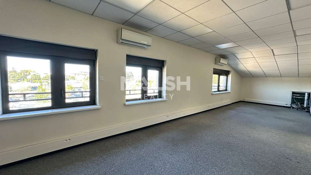 Locaux 1455m² à louer à Rillieux-la-Pape