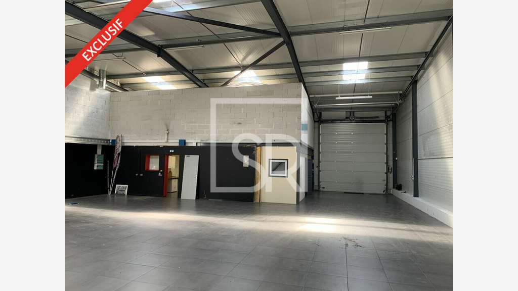 Local d'activité récent 392m² à louer à Riom 