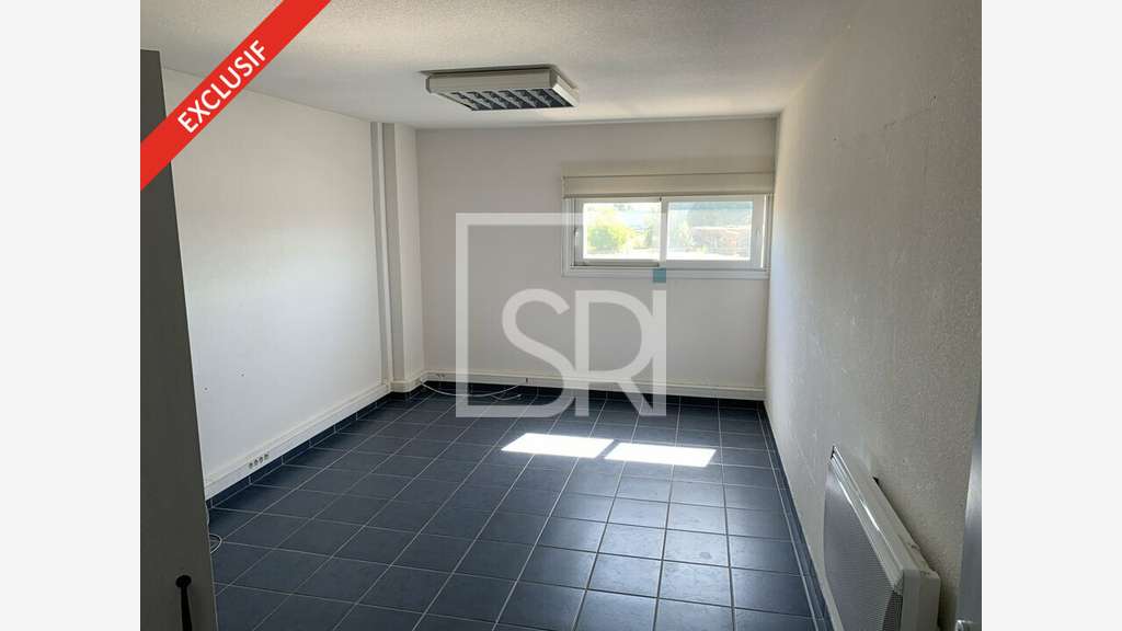 Local d'activité récent 392m² à louer à Riom 