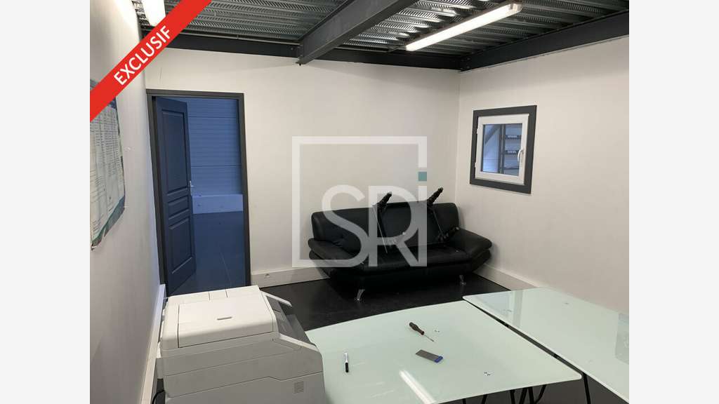 Local d'activité récent 392m² à louer à Riom 