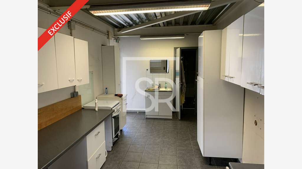 Local d'activité récent 392m² à louer à Riom 