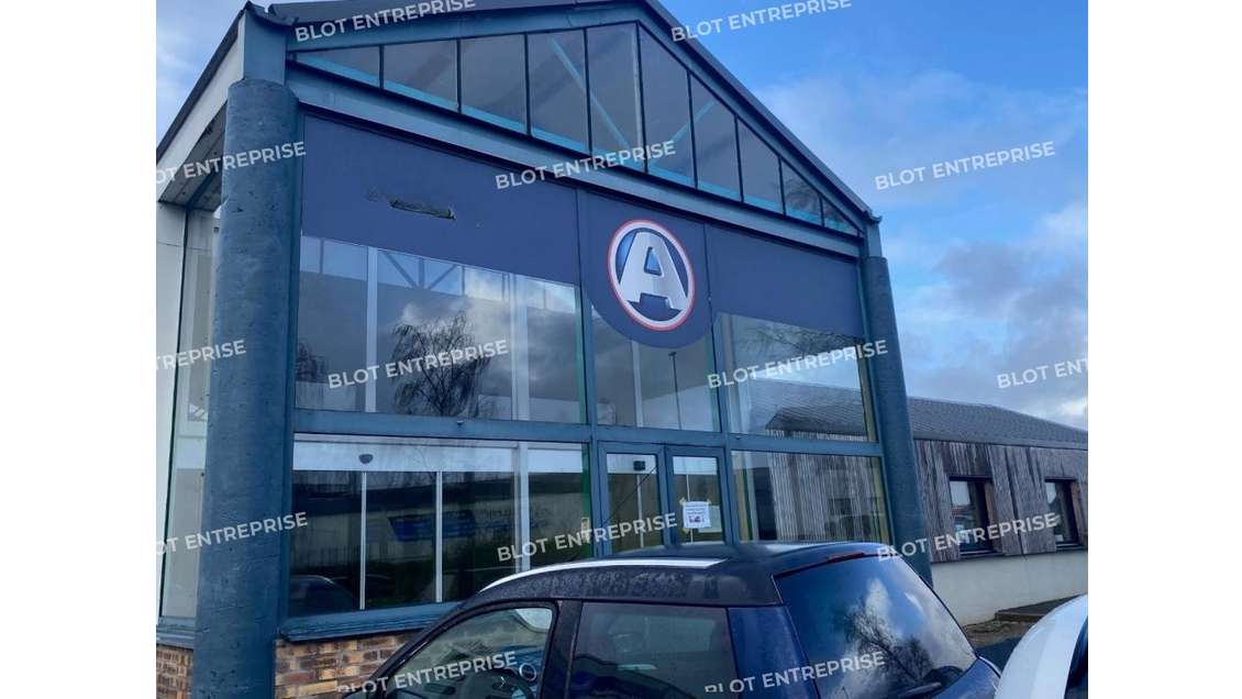 A louer locaux 390m² à Saint-Martin-des-Champs