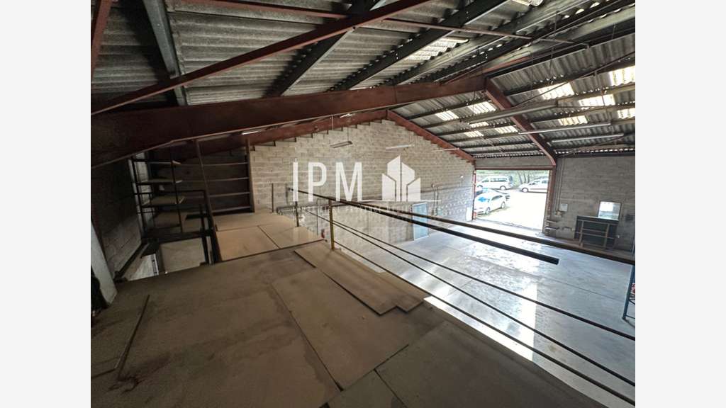 A louer local 220m² ZI La Plaine du Caire 13830