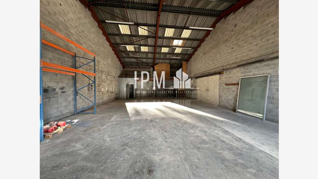 A louer local 220m² ZI La Plaine du Caire 13830