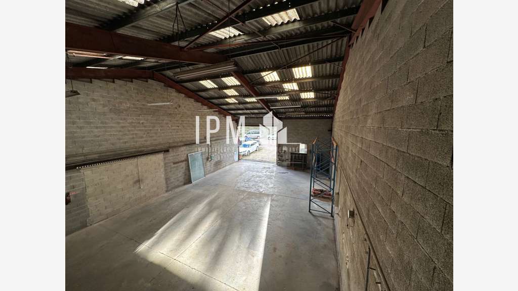 A louer local 220m² ZI La Plaine du Caire 13830