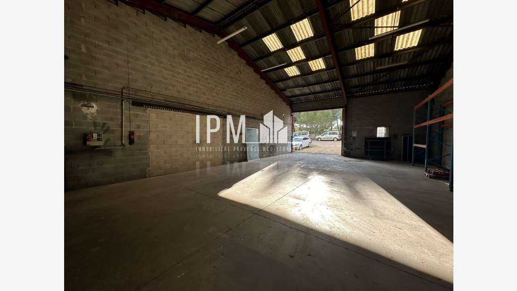A louer local 220m² ZI La Plaine du Caire 13830