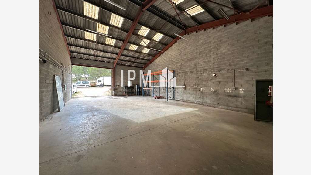 A louer local 220m² ZI La Plaine du Caire 13830