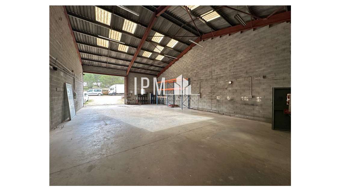 A louer local 220m² ZI La Plaine du Caire 13830