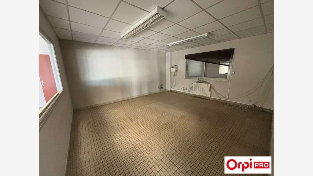 Local d'activité de 600m² sur 1500m² Saint-Brieuc