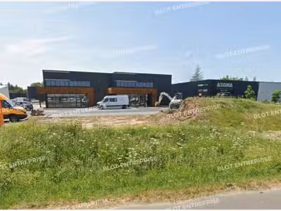 A louer locaux 973m² zone Béhinière à St-Herblain