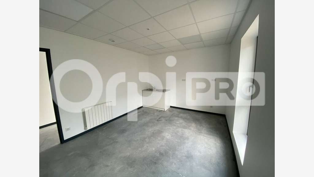 Local d'activité 160m² à Saint-Jean-de-la-Neuville