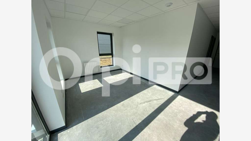 Local d'activité 160m² à Saint-Jean-de-la-Neuville