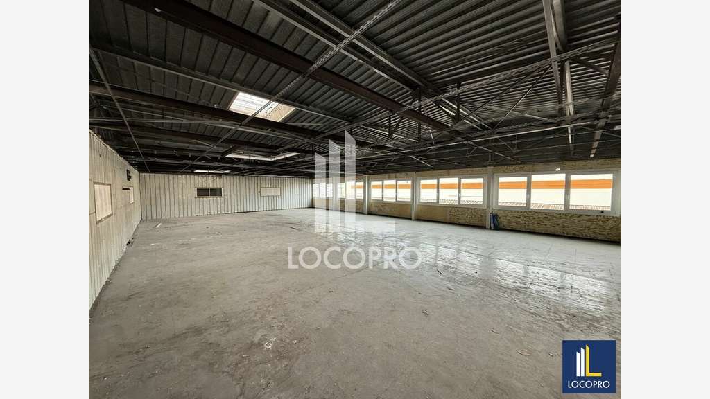 Location local activités 2746m² St-Laurent-du-Var